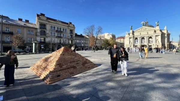 У Львові перед Оперним театром встановили цегляну піраміду