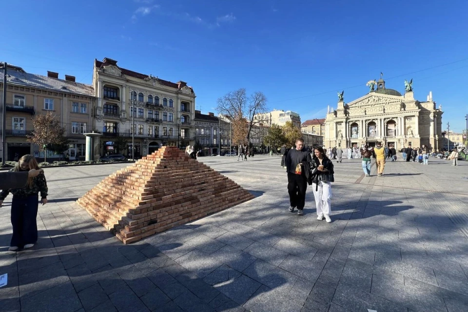 У Львові перед Оперним театром встановили цегляну піраміду