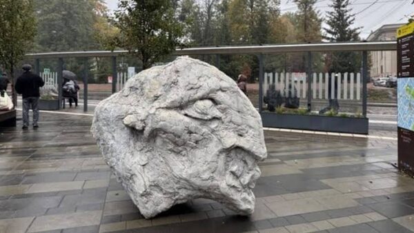 У Львові встановили скульптуру «Тотем» Олексія Абрамова
