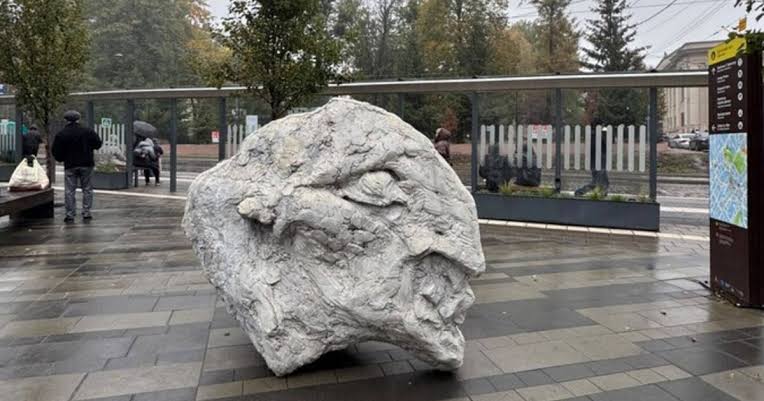 У Львові встановили скульптуру «Тотем» Олексія Абрамова